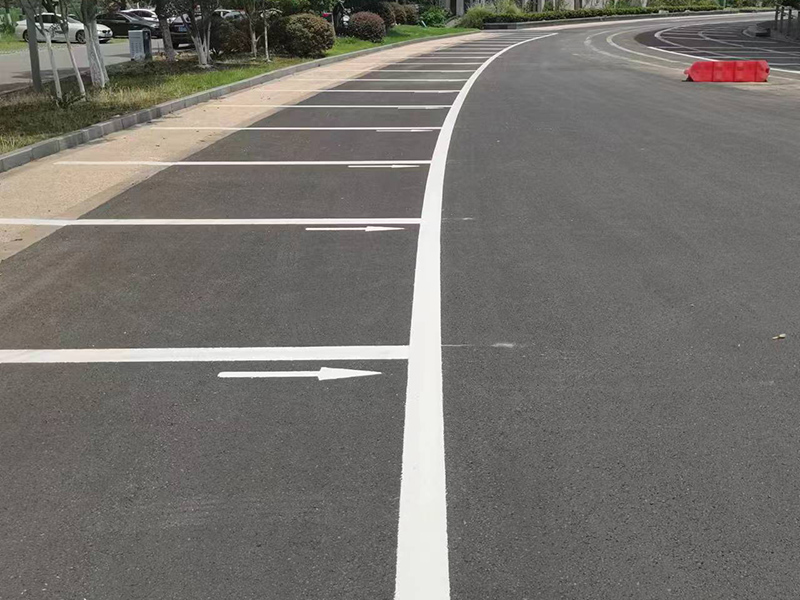 停车场施工中不同的线条颜色有助于改善停车场的视觉效果还能提高交通秩序和安全性